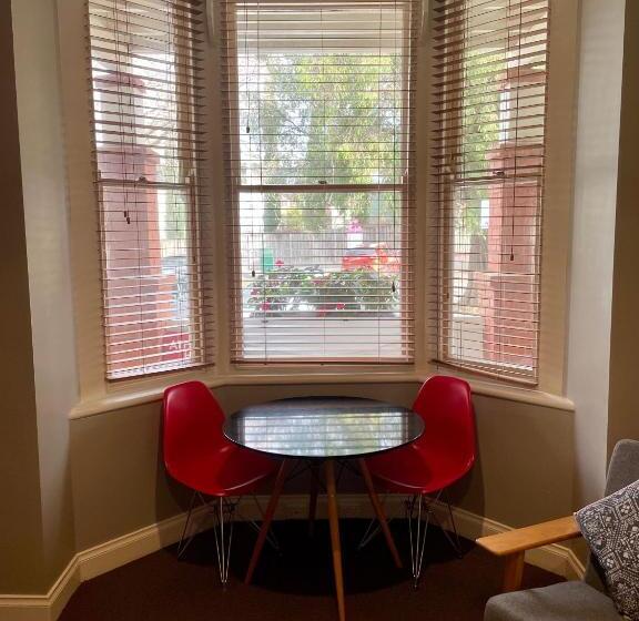 침실 1개 아파트, Athelstane House