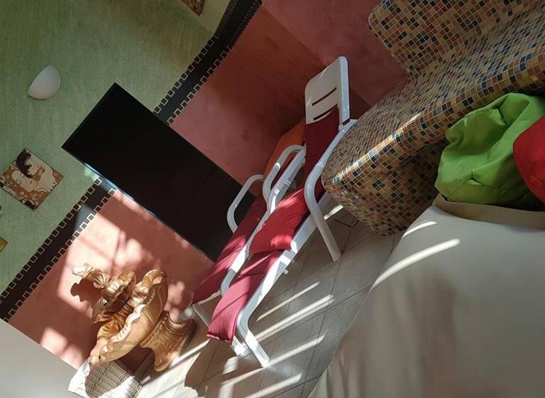 اتاق اکونومی یک تخته, Cateski Dvorec