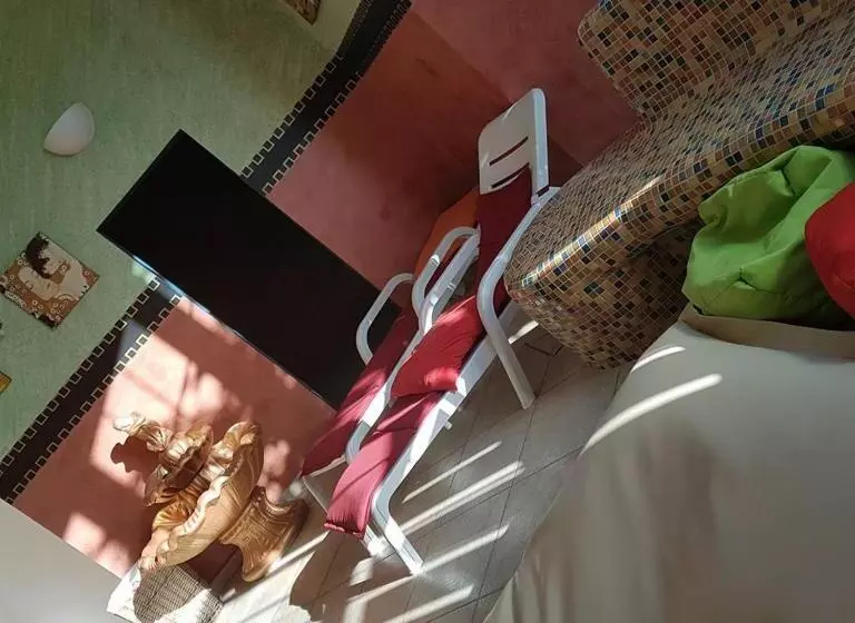 اتاق اکونومی یک تخته, Cateski Dvorec