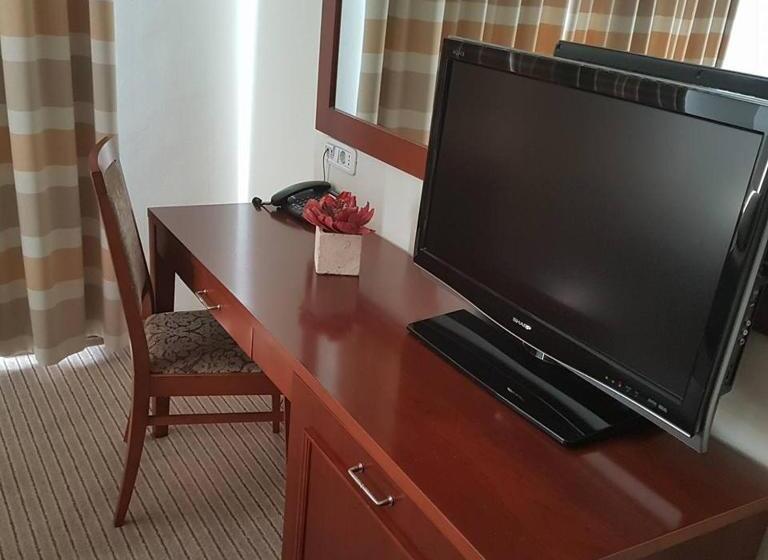 اتاق اکونومی یک تخته, Cateski Dvorec