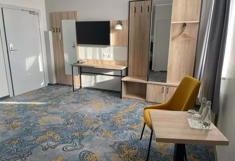 Standard Kolmen Hengen Huone, Dobosz