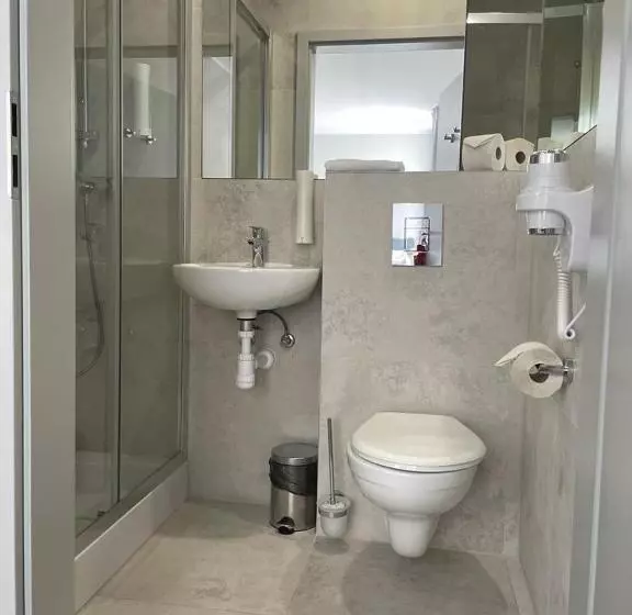 Standard Kolmen Hengen Huone, Dobosz