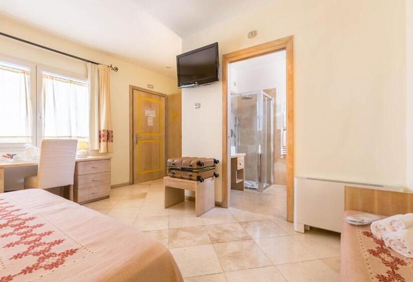 Номер Стандарт Трехместный, Domomea