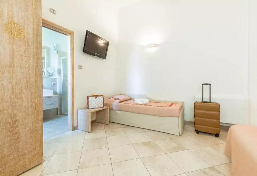 Habitació Triple Estàndard, Domomea