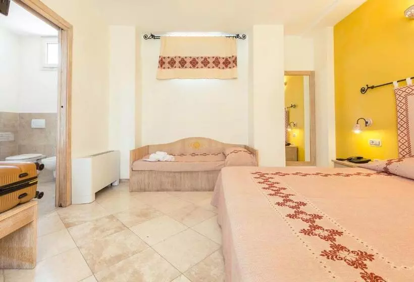 Family Room, Domomea