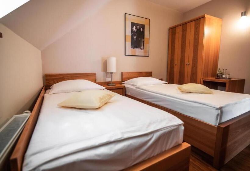 اتاق استاندارد سه نفره, Dvor Jezersek Brnik