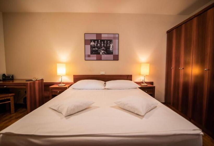 اتاق استاندارد چهار تخته, Dvor Jezersek Brnik