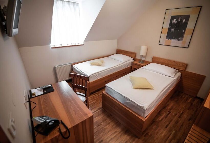 اتاق استاندارد سه نفره, Dvor Jezersek Brnik