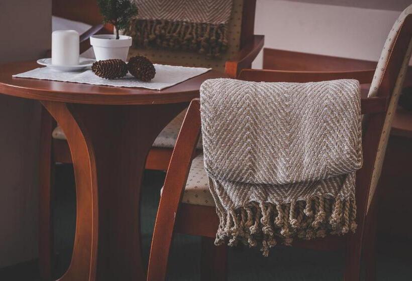 חדר סטנדרט לשלושה, Dworek Karłów