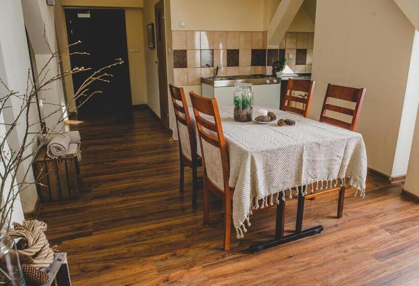 דירת חדר, Dworek Karłów