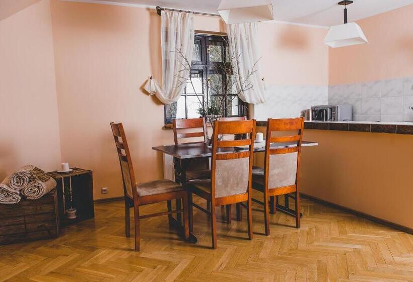 דירת חדר, Dworek Karłów