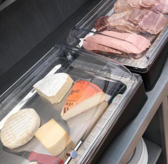 带大床的标准间, Hinterland