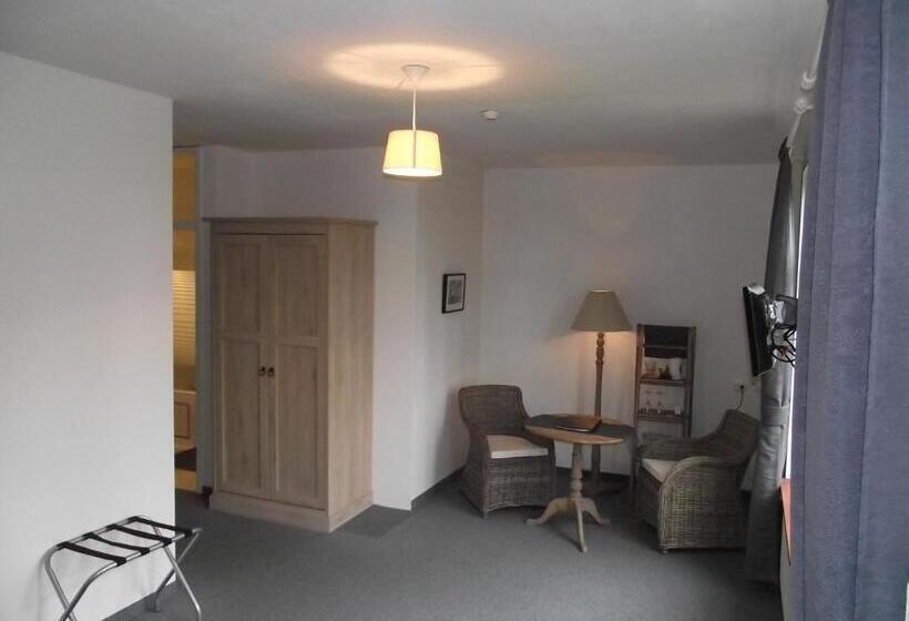 带大床的标准间, Hinterland