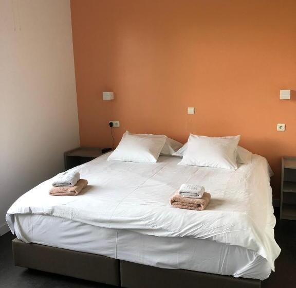 带大床的标准间, Hinterland