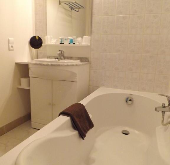 标准三人间, Hinterland