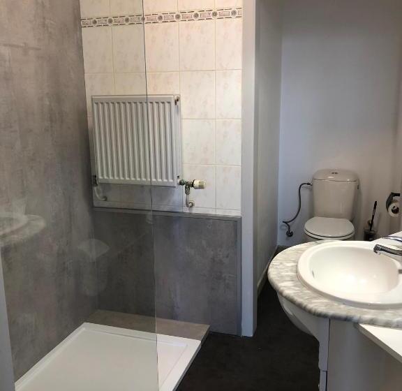 标准三人间, Hinterland