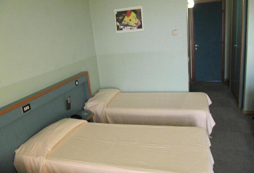 חדר סטנדרט לשלושה, Orzi