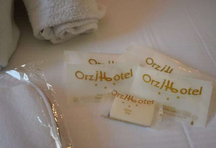 חדר סטנדרט לשלושה, Orzi