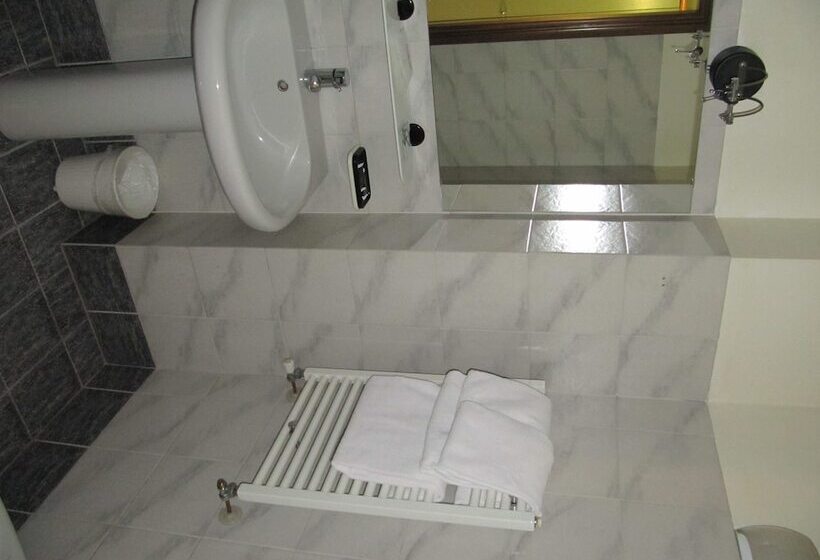 חדר סטנדרט לשלושה, Orzi