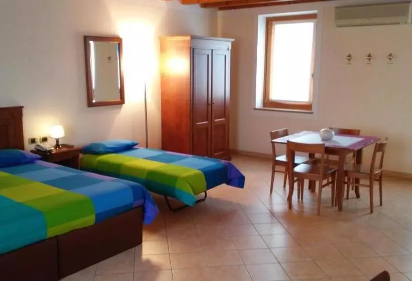 اتاق استاندارد چهار تخته, Relais Corte Pontigliardo