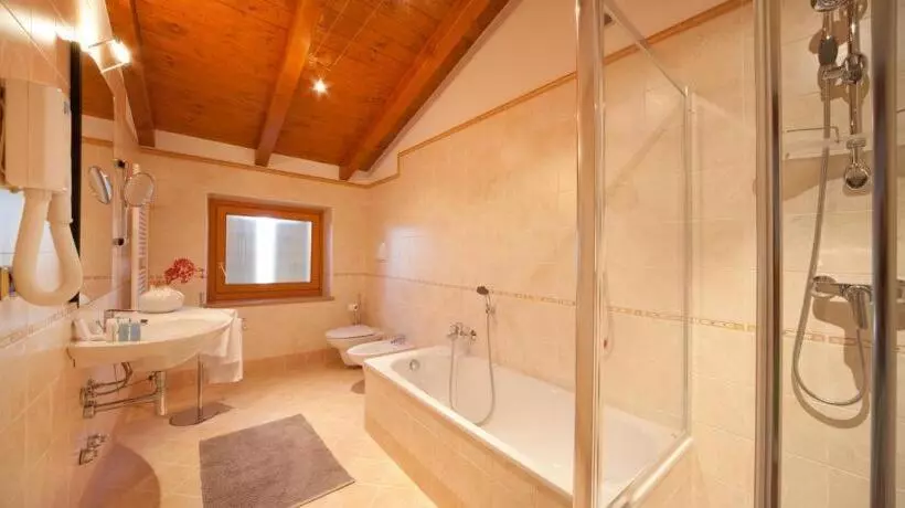 اتاق استاندارد چهار تخته, Relais Corte Pontigliardo