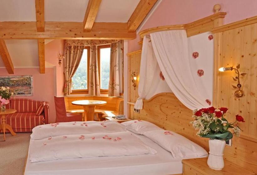 جناح جونيور, Rosa Resort