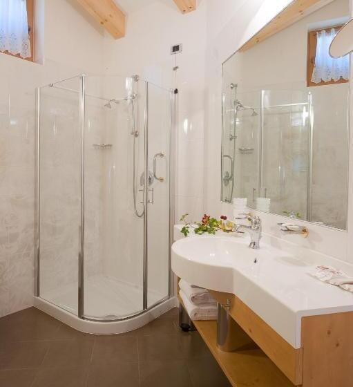 جناح جونيور, Rosa Resort