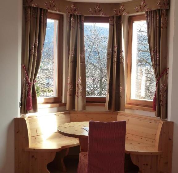 جناح جونيور, Rosa Resort