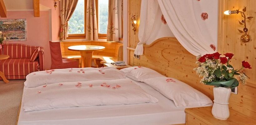 جناح جونيور, Rosa Resort