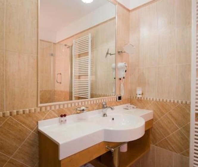 غرفة قياسية ثلاثية, Rosa Resort