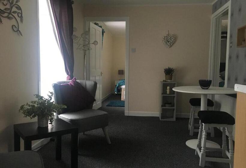 جناح جونيور ديلوكس, The Crown