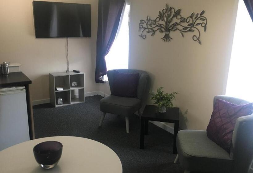 جناح جونيور ديلوكس, The Crown