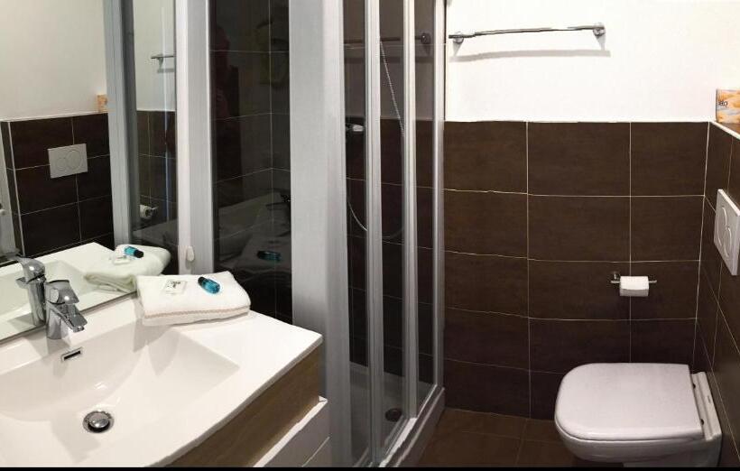 标准单人间, Trieste