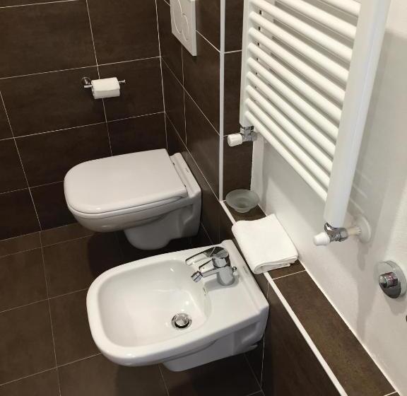 标准单人间, Trieste