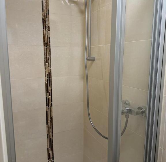 חדר סטנדרט, Zu Den Burgen