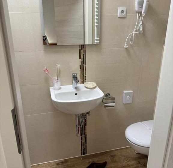 חדר סטנדרט, Zu Den Burgen