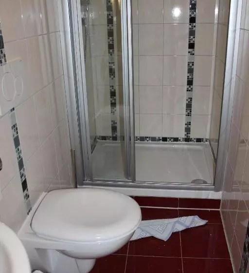 Standard Kolmen Hengen Huone, Zu Den Burgen