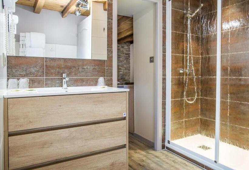 חדר קלאסי לשלושה, Logis Hotel Erreguina