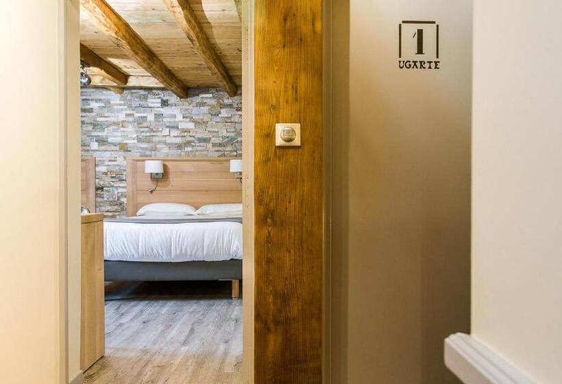 חדר קלאסי לשלושה, Logis Hotel Erreguina