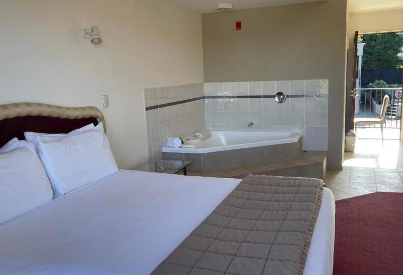 管理人员工作室, Chantillys Motor Lodge