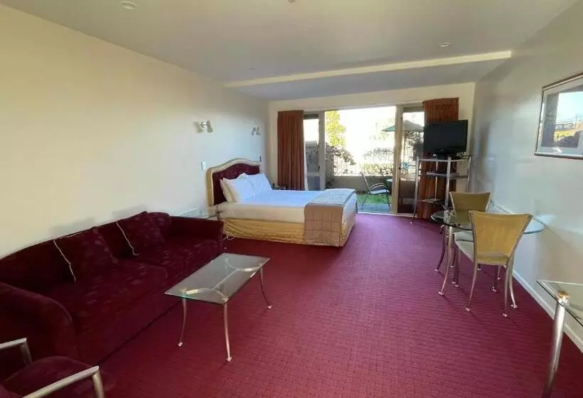 スタンダードスタジオ, Chantillys Motor Lodge