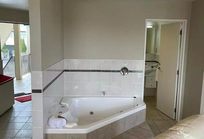 デラックススイート, Chantillys Motor Lodge