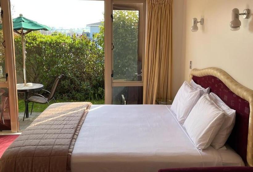 家庭工作室, Chantillys Motor Lodge