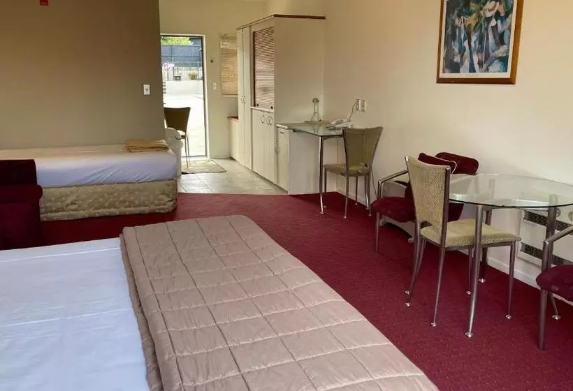 ファミリーステューディオ, Chantillys Motor Lodge