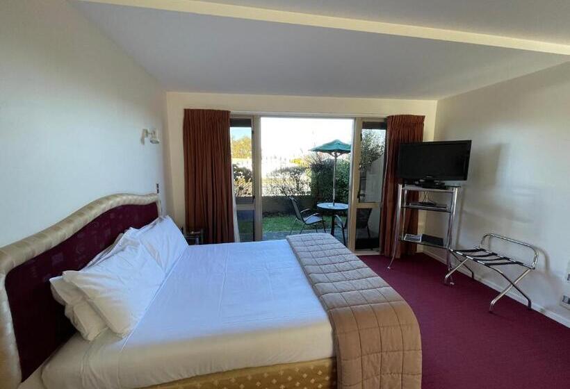 家庭工作室, Chantillys Motor Lodge