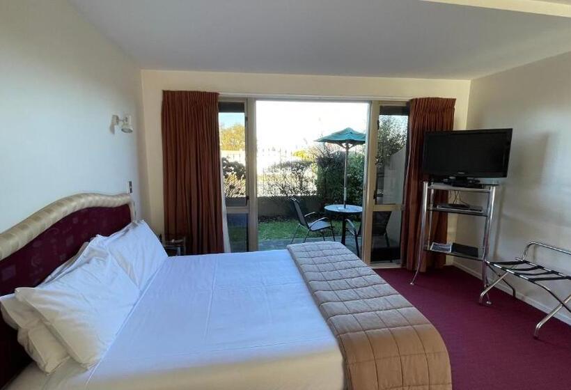 家庭工作室, Chantillys Motor Lodge