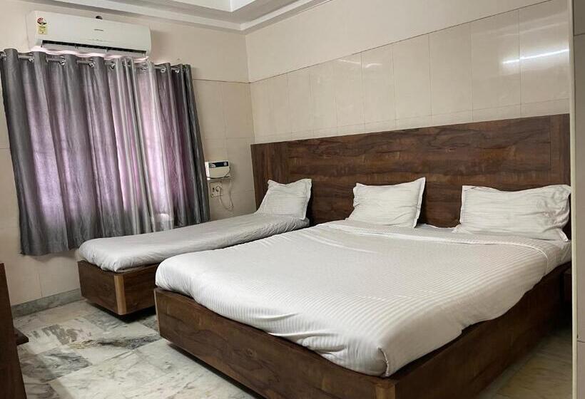 패밀리 룸, Joyce