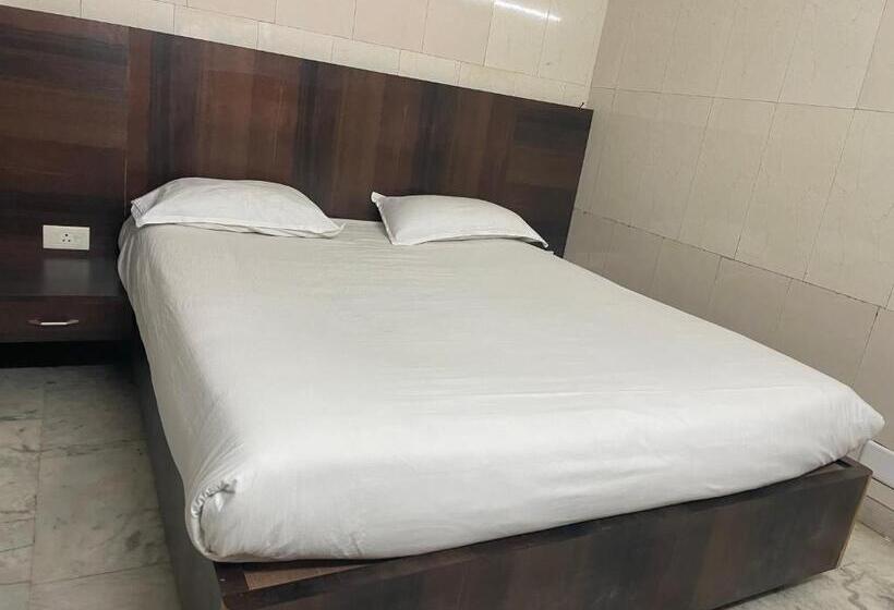 이코노미 룸, Joyce