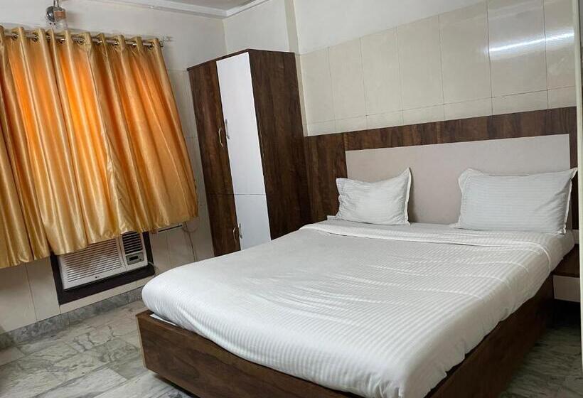 이코노미 룸, Joyce