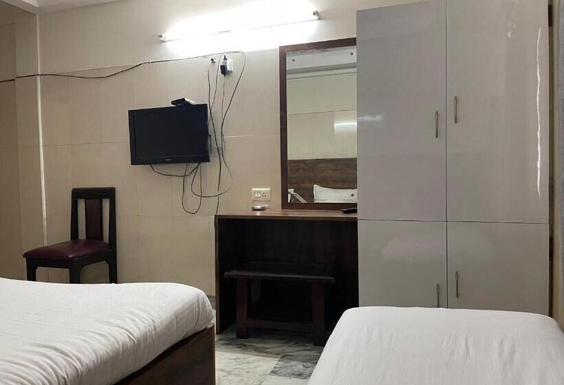 베이직 3인 룸, Joyce